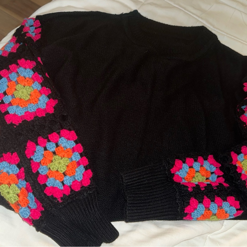 Black crew neck sweater with crochet bright color sleeves SIZE M